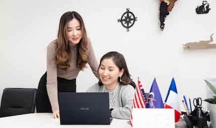 Ару Исбулатова за ноутбуком ASUS Expertbook B9 OLED с девушкой