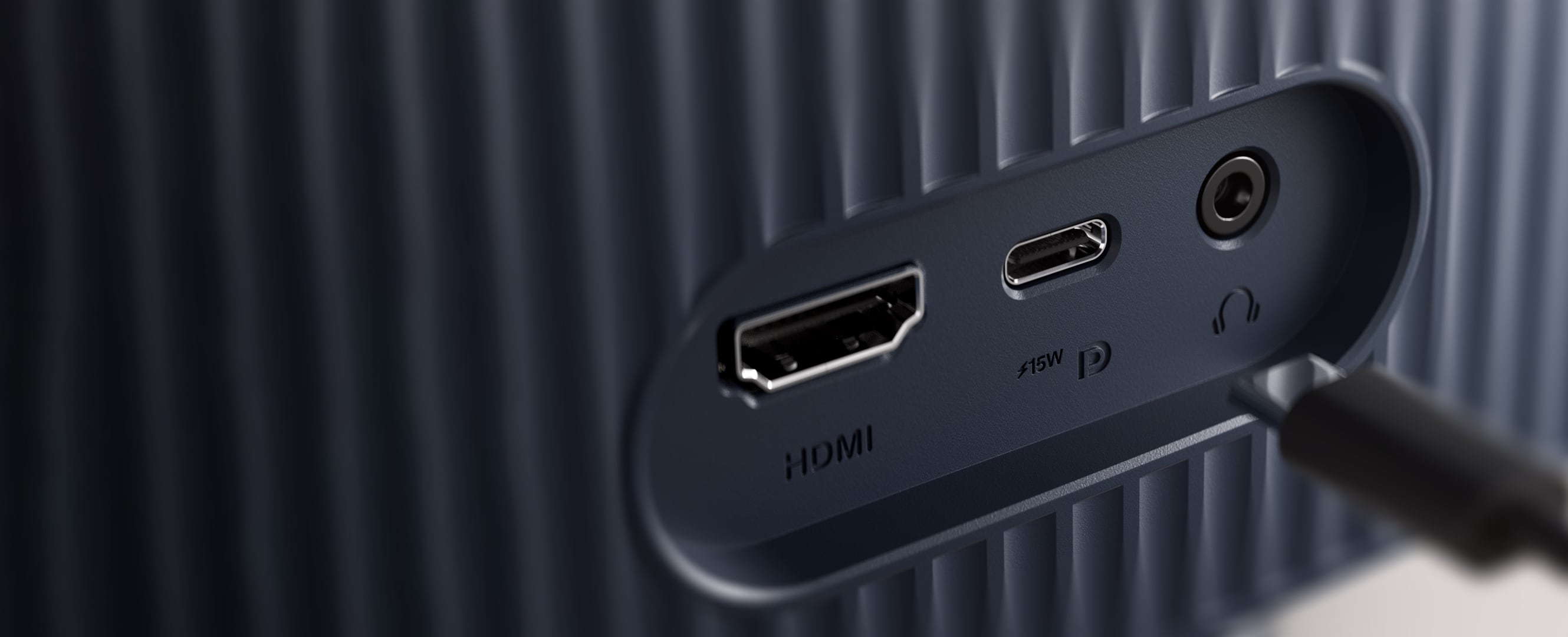 Hình ảnh hiển thị các cổng HDMI và USB-C của màn hình VU cũng như giắc cắm tai nghe