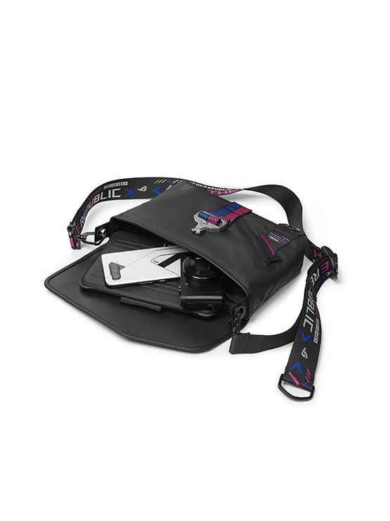 Show what the bag can put in. Camera and cell phone in the bag.