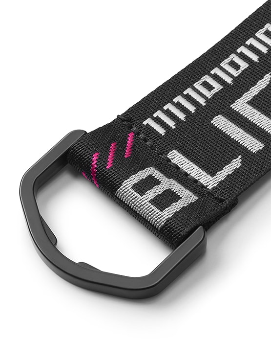 Adjustable shoulder strap tail close-up.