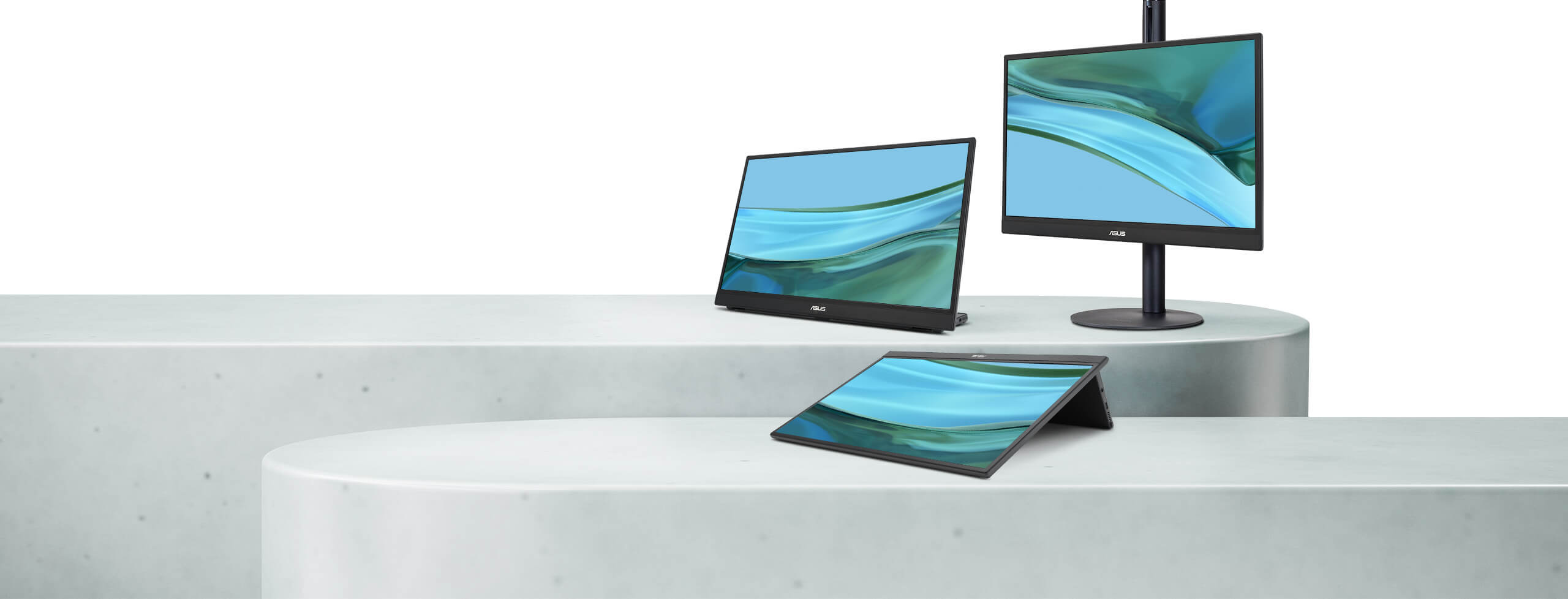 Prezentacja trzech ekranów ASUS ZenScreen MB17AHG na ergonomicznej podpórce pod różnymi kątami oraz jednego ekranu ZenScreen zamontowanego na statywie