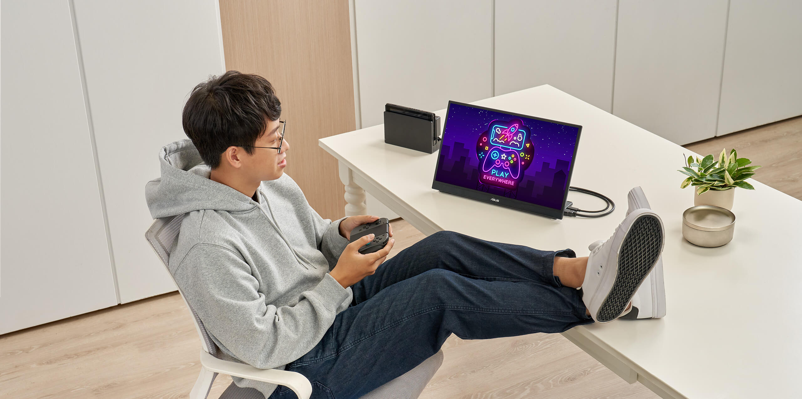 A young man plays switch with ZenScreen MB17AHG