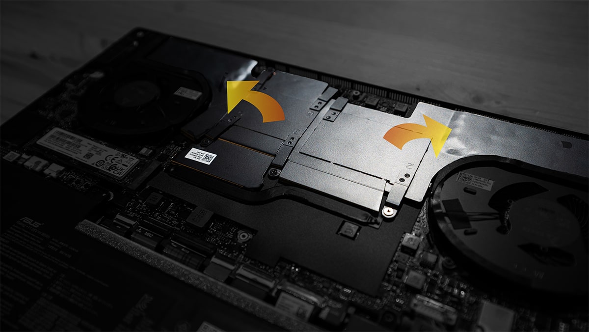 CPU a GPU přenášejí teplo do odpařovací komory uvnitř notebooku Zenbook Pro 16X OLED s chladicí technologií IceCool