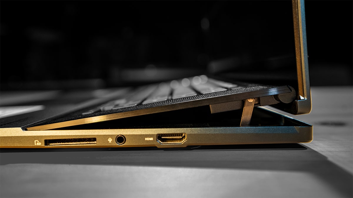 Boční pohled na notebook ASUS Zenbook Pro 16X OLED se zvednutou klávesnicí, která je vybavena mechanismem AAS Ultra (barevně zvýrazněným) pro lepší proudění vzduchu uvnitř.