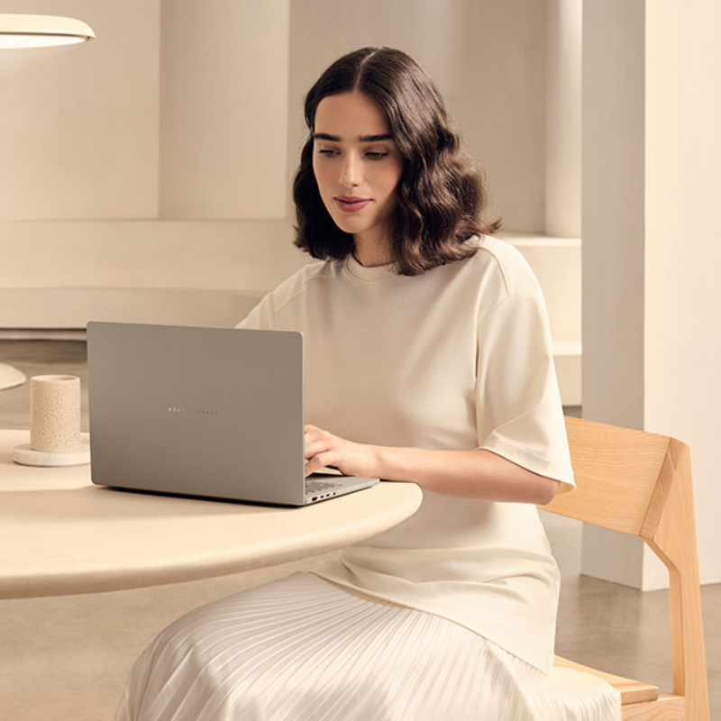 Girl using Asus Laptop.