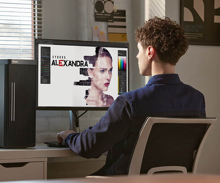 Een persoon in een blauw shirt zit aan een bureau met daarop een ProArt-monitor en een geopend digitaal kunstprogramma, met een futuristisch portret met het label 'Cyborg Alexandra'.
