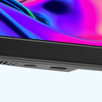 Een close-up van de onderrand van een monitor met een USB 3.2-hub en levendige, wervelende kleuren op het scherm.