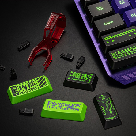 Keycap terinspirasi EV dan alat penarik keycap yang tergeletak di atas meja di samping ROG Strix Scope RX EVA Edition
