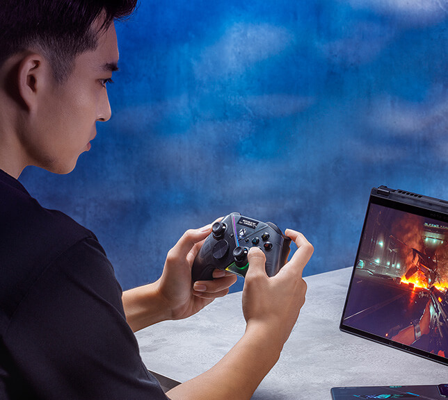 Model hold Raikiri Pro in hands to play FPS games with ROG Flow X13