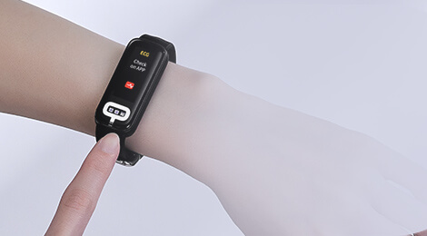 A female is holding ASUS VivoWatch 6 AERO and her finger is touching smart band's front sensor for vital sign measurement