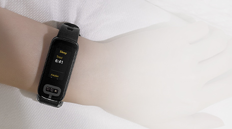 A female is wearing ASUS VivoWatch 6 AERO during sleep