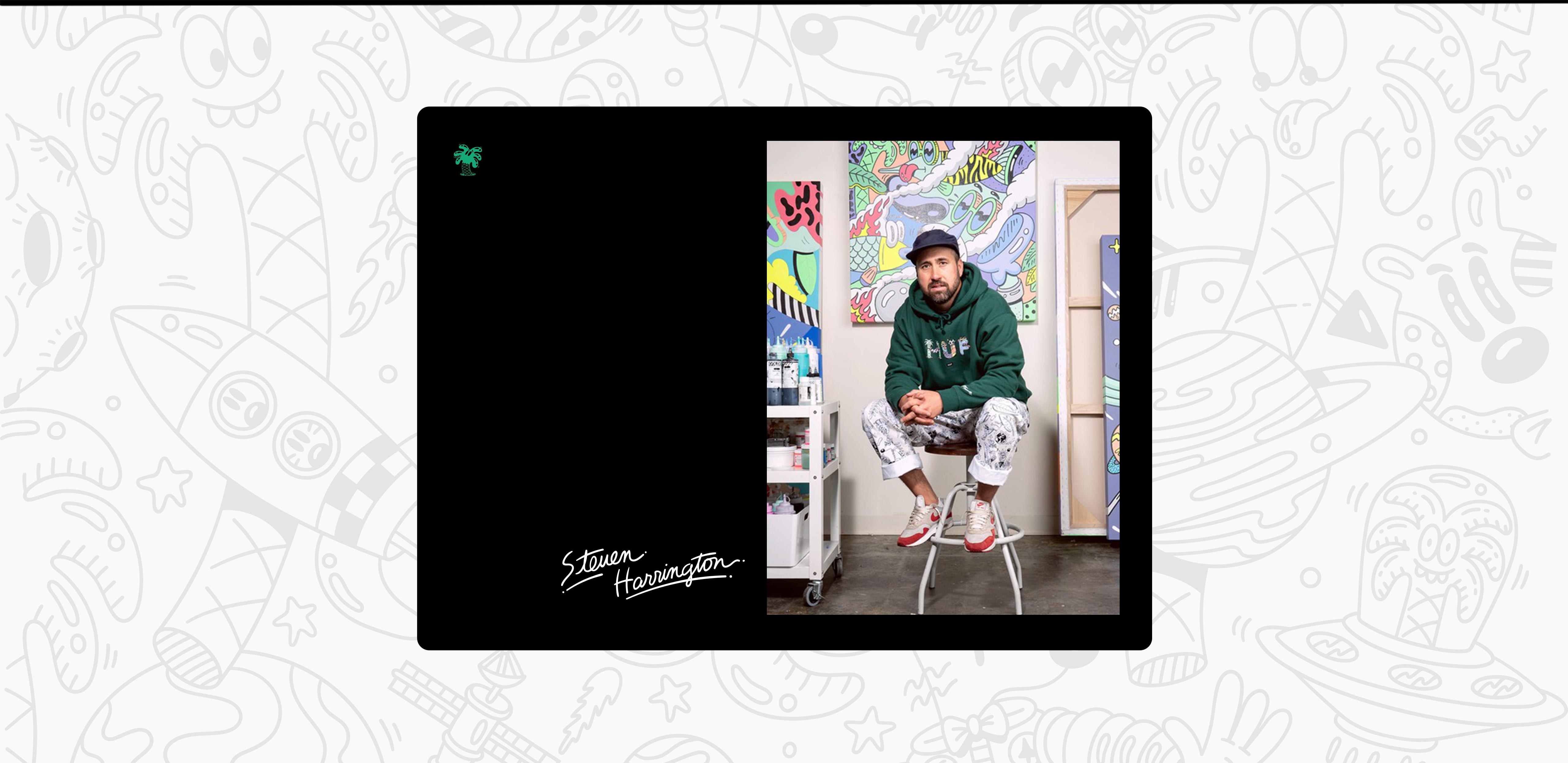 Steven Harrington fotografado com um casaco de capuz verde. Está sentado num banco em frente a uma das suas obras de arte.