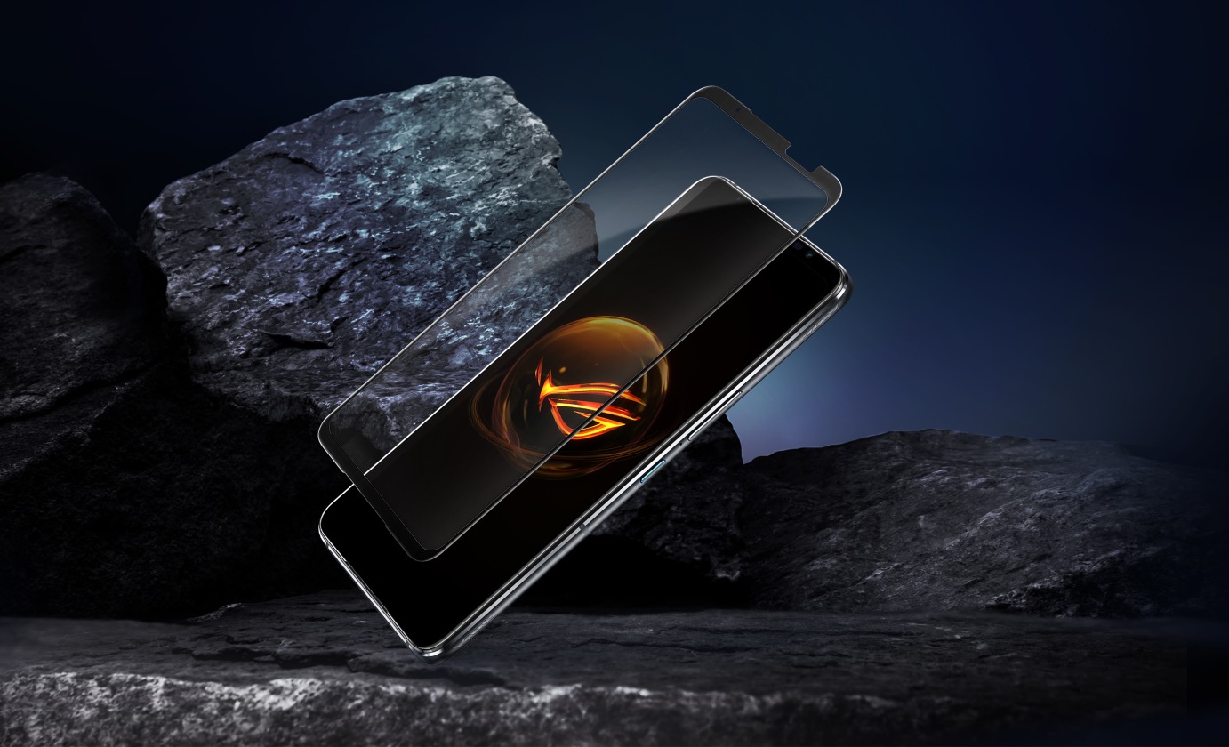 一張ROG Phone 7搭配抗菌玻璃螢幕保護貼的圖片，背景使用了岩石材質。