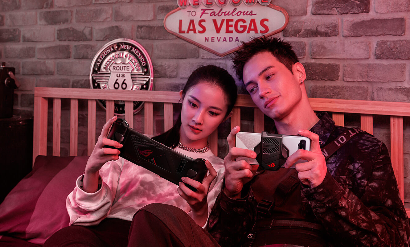 un couple jouant à un jeu mobile sur un téléphone ROG
