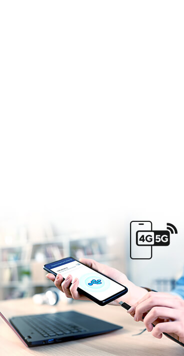 Une main connectant un téléphone portable à un routeur avec une icône Mobile Tethering.