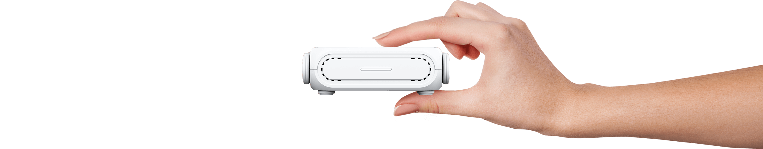 Une main tenant le RT-BE58 Go entre deux doigts, soulignant sa taille compacte.