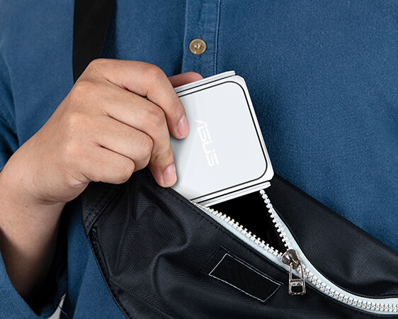 Une main plaçant le RT-BE58 Go dans un sac à bandoulière, montrant ainsi sa conception portable.