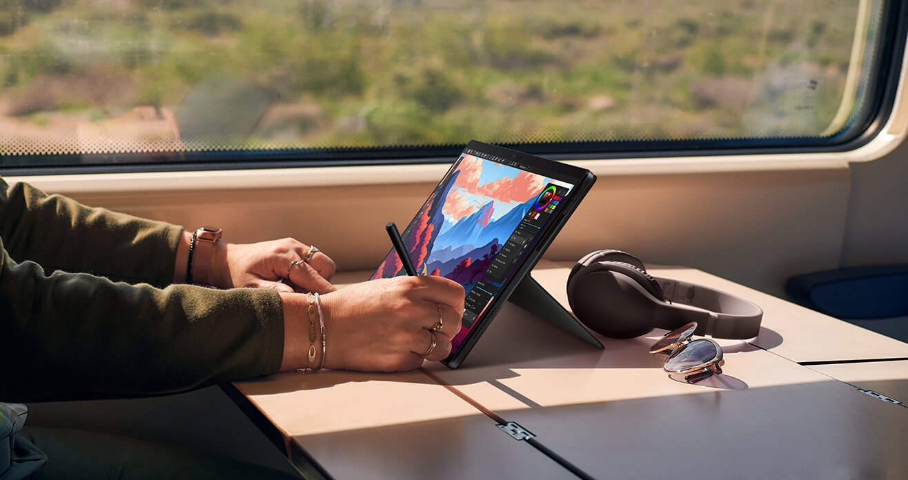 Création d'art numérique sur une tablette pendant un trajet en train.