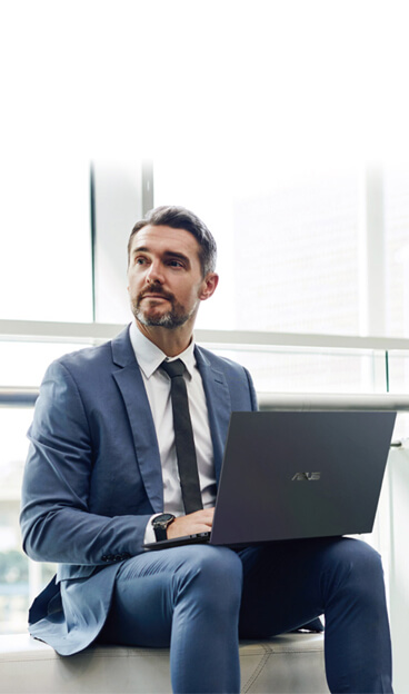 Un homme d'affaires utilisant un ordinateur portable lors d'un voyage d'affaires.