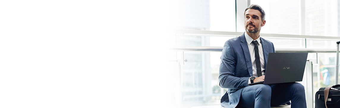 Un homme d'affaires utilisant un ordinateur portable lors d'un voyage d'affaires.