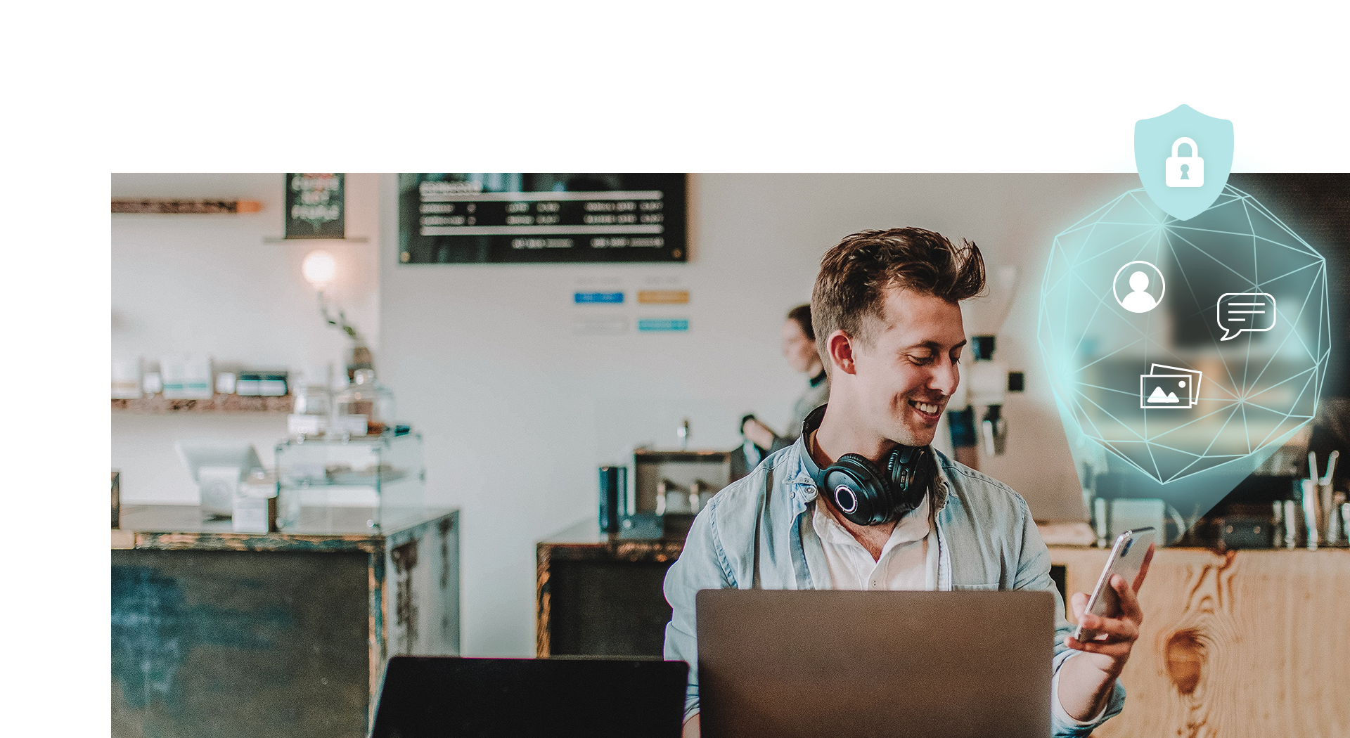 Een man gebruikt zijn smartphone om persoonlijke gegevens te verwerken in een openbaar café