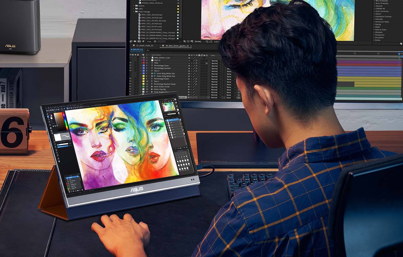 Een ontwerper werkt met Photoshop op het tweede scherm van een ZenScreen MQ16AH draagbare monitor