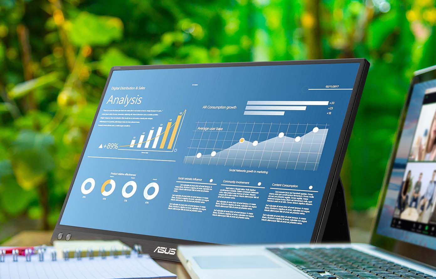 Uma configuração de trabalho de um monitor portátil ZenScreen ligado a um portátil no quintal