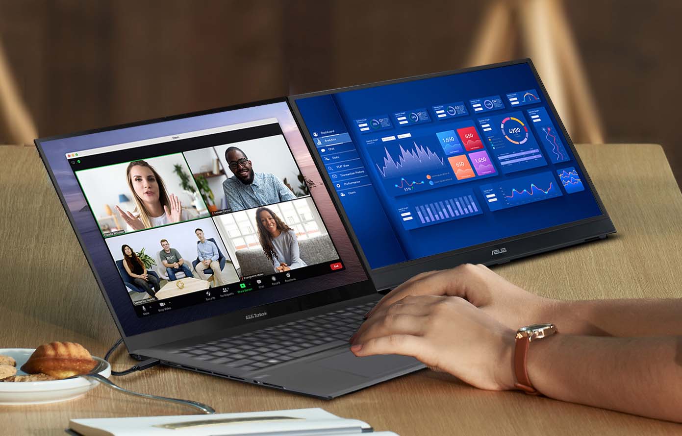 Een videogesprek voeren op de ASUS Zenbook, waarbij een extra scherm een grafiek toont op de ZenScreen MB16QHG draagbare monitor