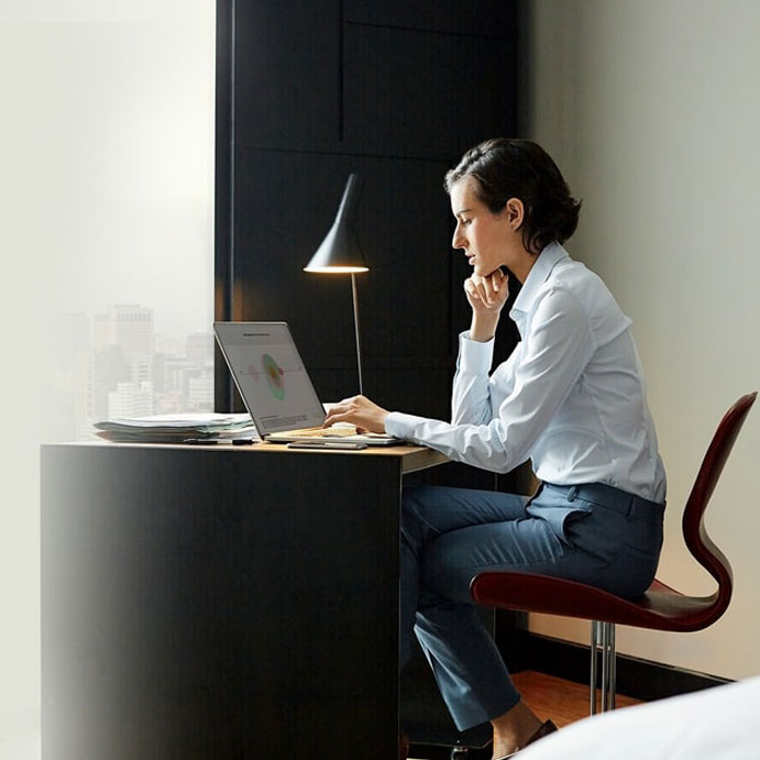 ASUS ExpertBook P1 featuring an Asian woman speaking in a conference call with AI-translated subtitles.