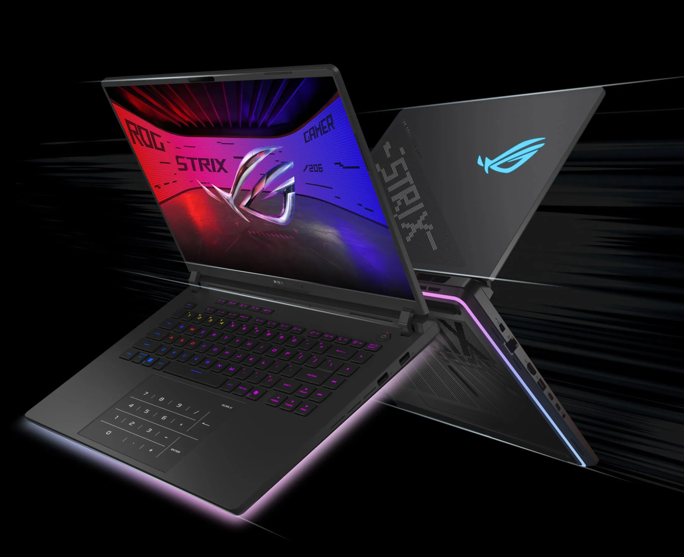 Deux ordinateurs portables ROG Strix dos à dos avec les couvercles ouverts et un logo ROG visible à l'écran, avec le texte Windows Hello au-dessus de la webcam.