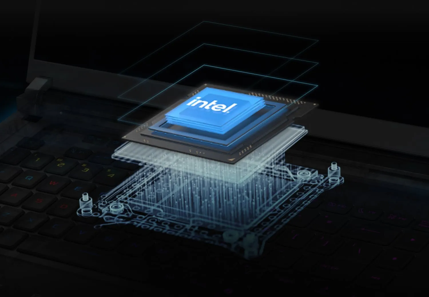 Een Intel CPU die onder het toetsenbord van een laptop vandaan komt.