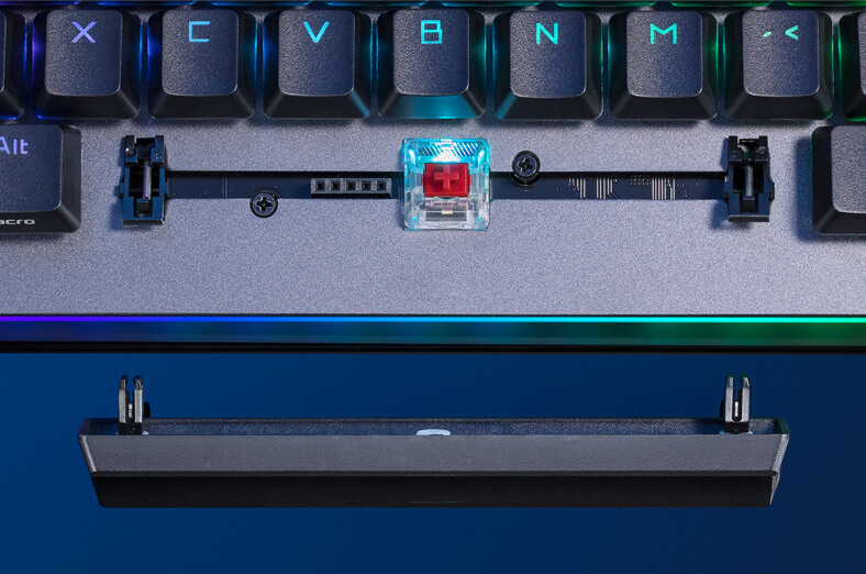 Foto jarak dekat area bilah spasi ROG Strix Flare II Animate, dengan keycap yang dilepas dan diletakkan di bawah, yang menampilkan stabiliser switch