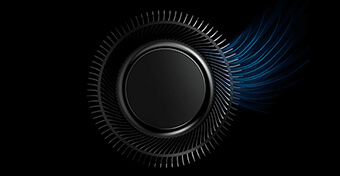 Een close-up weergave van een ROG Arc Flow ventilator op een zwarte achtergrond met blauwe golven die uit de ribben zweven