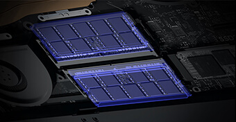 Een close-up van het ROG Flow X16 moederbord met de geheugen DIMM's in blauw gemarkeerd
