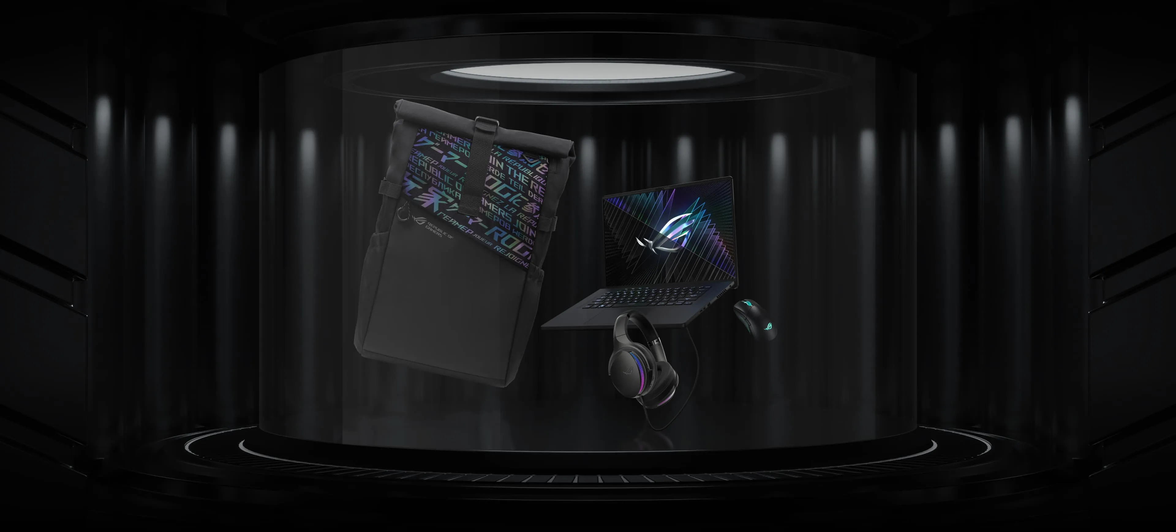 Изображение с ноутбуком ROG Zephyrus M16, рюкзаком ROG Ranger, мышкой Gladius III и гарнитурой ROG Fusion II 300. 