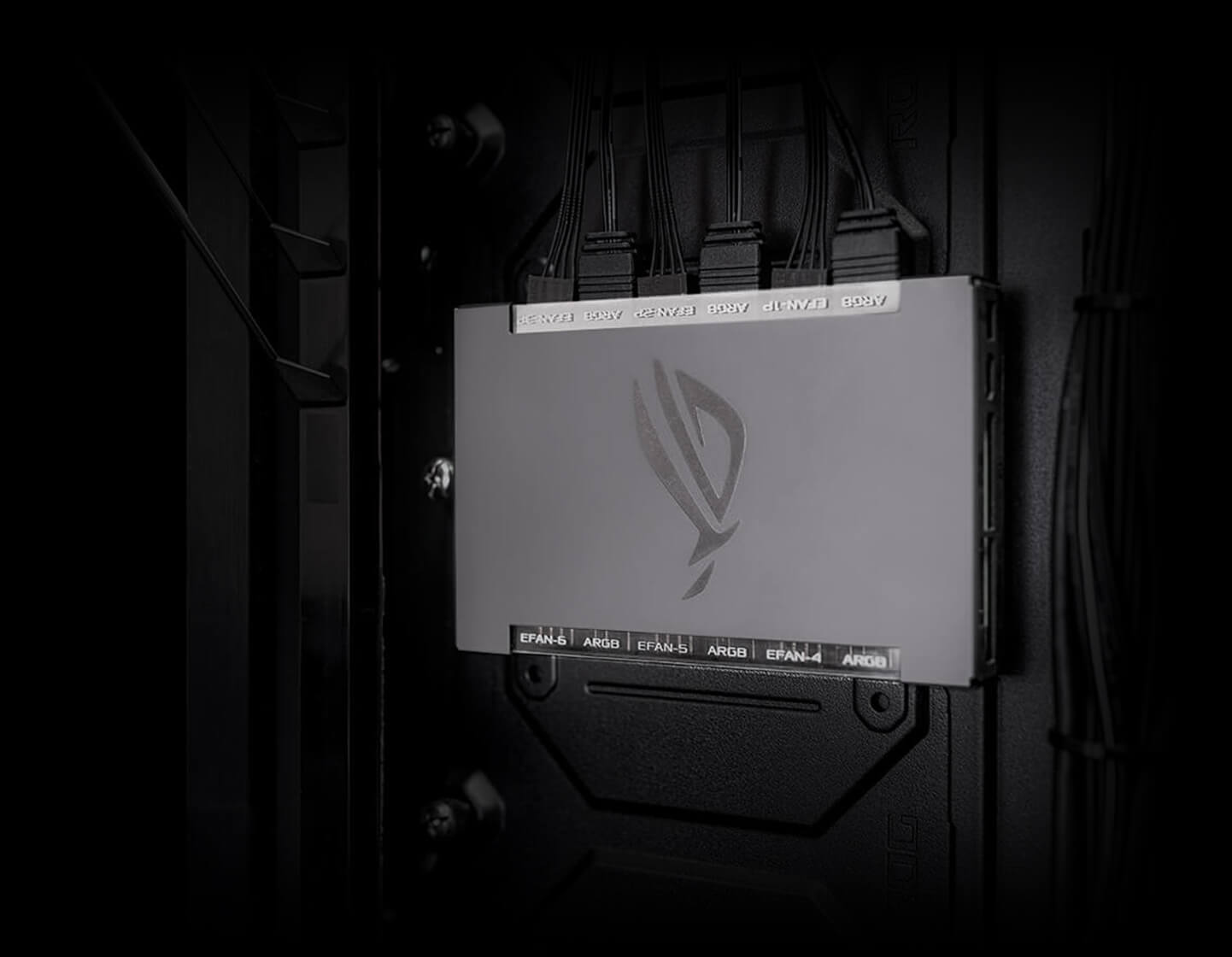До комплекту постачання ROG Crosshair X670E Extreme входить карта розширення ROG Fan Controller