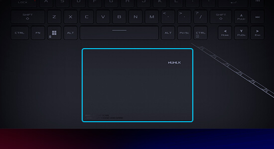 Zvýrazněný tvar touchpadu notebooku SCAR 16.
