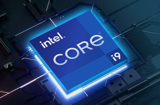 電路板上的藍色方塊，內含 Intel Core i9 標誌。