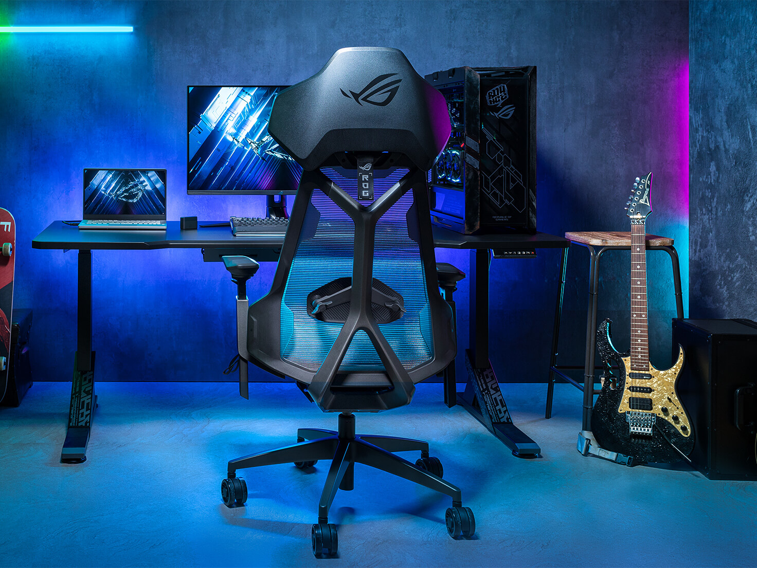 Зображення ROG Destrier Ergo Gaming Chair в ігровій кімнаті, показано алюмінієва рама