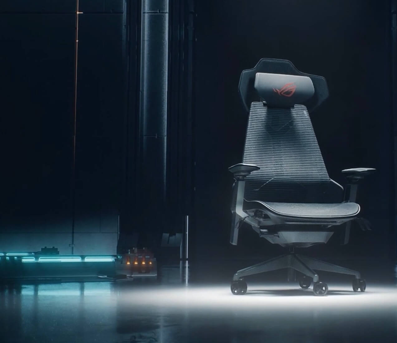 Fotel gamingowy ROG Destrier Ergo, pokazany w futurystycznym pomieszczeniu z elektroniką
