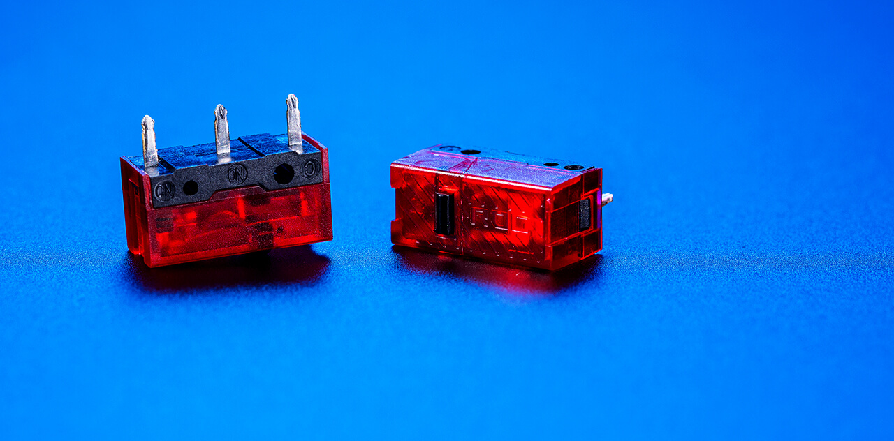 Une image en gros plan de deux micro-switches ROG