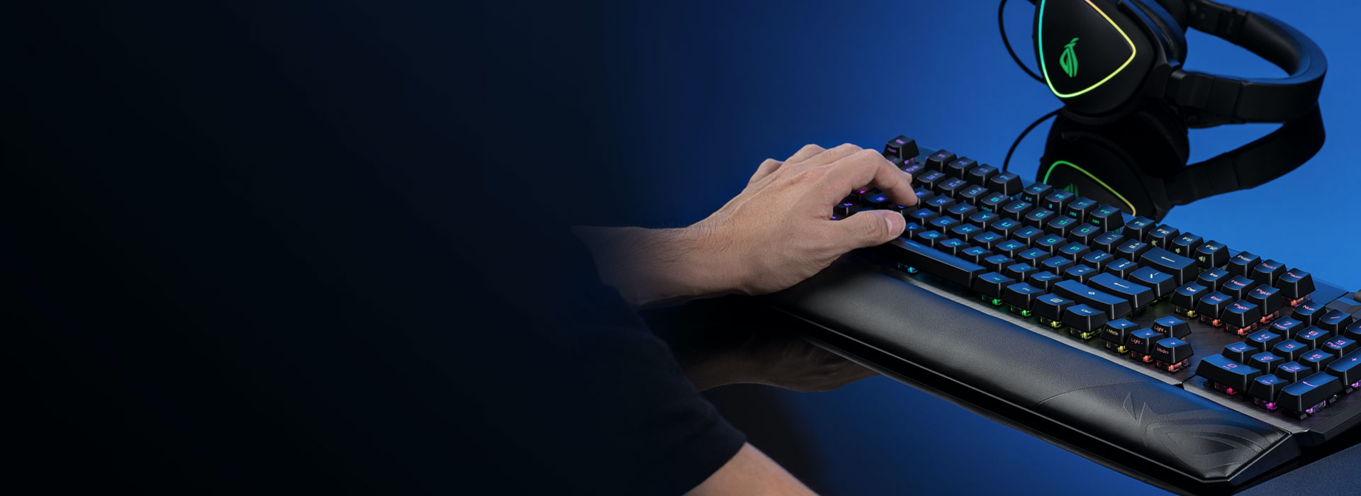 A user is typing while resting its left hand on the ROG Claymore II’s wrist rest