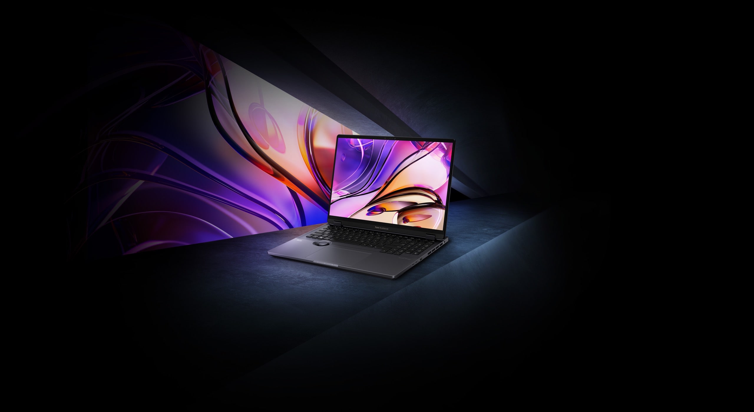 Ноутбук с красочным изображением на экране показан спереди.