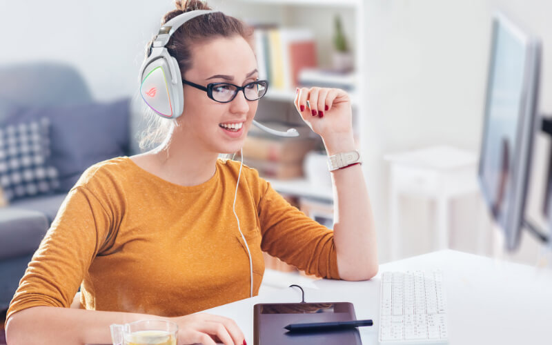 A user with headphones enjoys the Two-Way Noise Cancelation technology provided by ProArt B660-Creator D4.