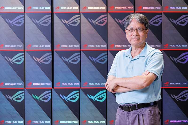 僑光科技大學行銷與流通管理系系主任李國良博士表示:由華碩提供NUC系列產品,在極小的機構體積內,內建NVIDIA GeForce 4060顯示卡,搭配華碩優異的散熱技術,讓僑光建置AI教室時,可以省去不少的空間。華碩