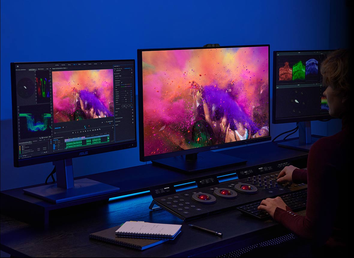 Un créateur effectuant une gradation de couleurs sur l'écran ProArt PA32DC.