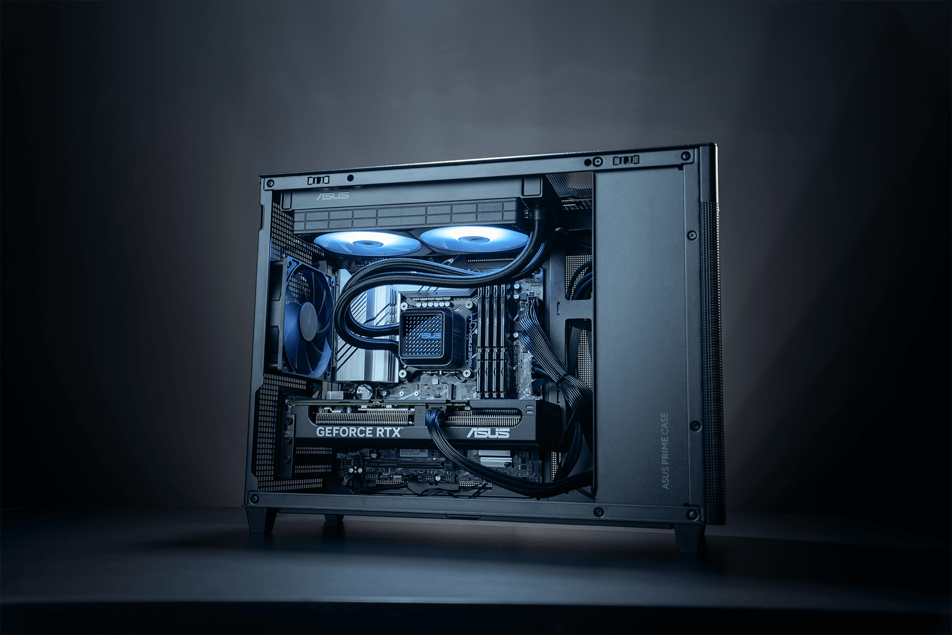 Vue latérale du PC ASUS AP201 avec la carte Prime RTX 4070 SUPER