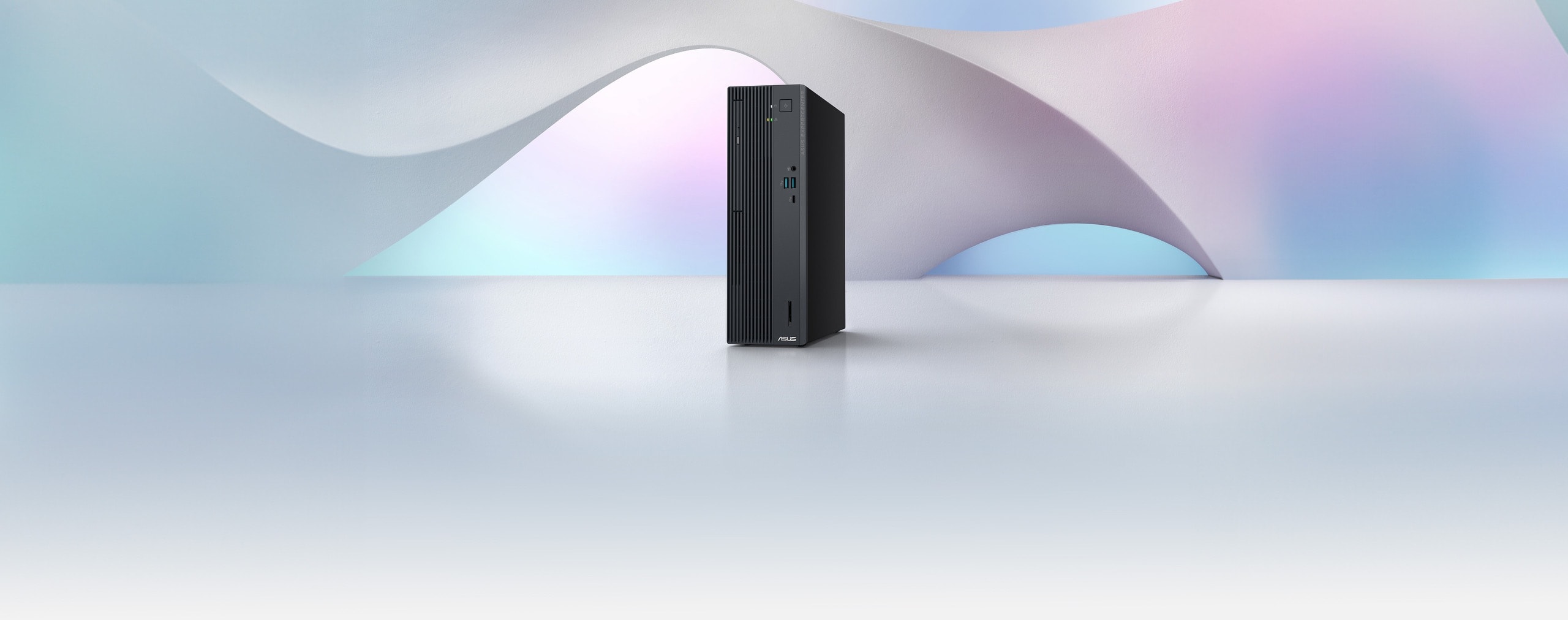 ASUS ExpertCenter P500 SFF este plasat pe un fundal de culoare pastel.