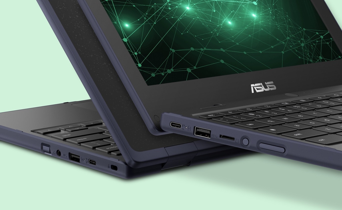 Een schuin vooraanzicht en een schuin achteraanzicht van een ASUS Chromebook CR11 in laptopmodus tegen een groene achtergrond.