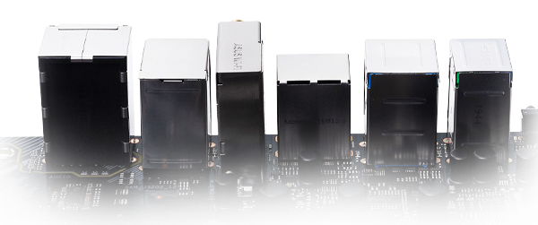 Painel de I/O traseiro em aço inoxidável resistente à corrosão.